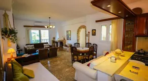 Charming Country House Just Steps from Everything - Image 2