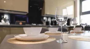 Luxury 2-Bed Apartment - Stylish Comfort and Design - Image 4