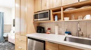 Downtown Edge-Stylish Studio Near Hospitals & Downtown - Image 3