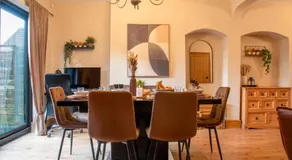 Exquisite Bolton House, Garden Living, Parking, Sleeps 7 - Image 2