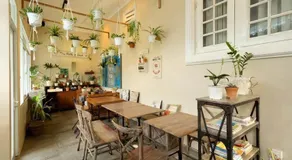 Cottonwood Bed & Breakfast House Bandung - Image 3