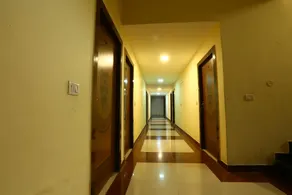 Hotel Paras Plaza - Image 5