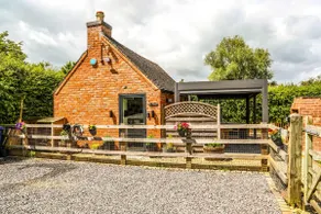 Cottage with Hot Tub - near Cheltenham and Tewkesbury - Image 4