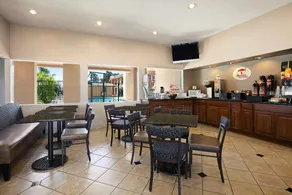 Super 8 by Wyndham Salinas - Image 3