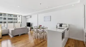 Port Melbourne 2BR Apt Coastal Views Walk to Beach - Image 2