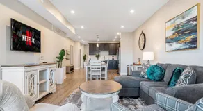 Luxury Downtown 2BDR Lake View Penthouse Condo steps to Beach 302W - Image 3