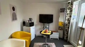 Self-Contained Studio with Ensuite & Private Access - Image 2