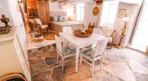 Rustic house in Ano Syros - Image 3