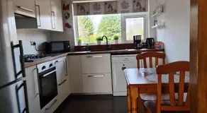 Charming spacious 2 bed apartment in quiet area - Image 4