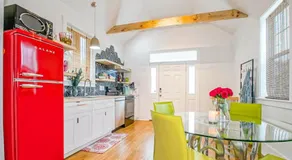 Vibrant Cottage with Parking Long Stays - Image 5