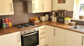 The Art Gallery Guest House - Newport Cozy 3-Bedroom Home - Image 3