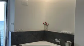 Merveilleuse maison avec jacuzzi | Vue sur l'eau | À côté de la plage - Image 3