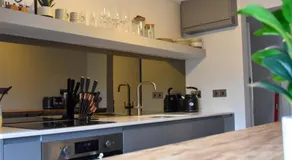 Modern Apartment Central Woodstock with Parking - Image 5