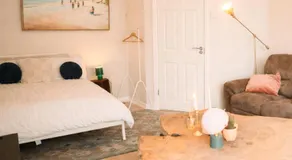 Modern Studio Apartment with Kitchenette near Belfast - Image 2