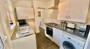 EasyRest House 2 Grantham - 6 Beds & Free Parking - Easy Location - Access to A1, Town Centre & Shops - Image 3