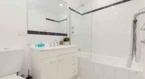 A2 Spacious Apartment with WiFi Kitchenette - Image 2