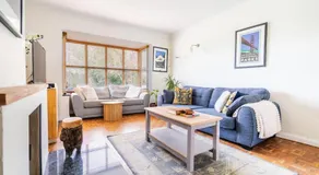 Spacious 4BR House Stunning Garden Driveway - Image 2