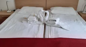 HOSTEL CPPI Vest - Image 2
