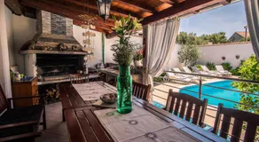 Apartment with private pool and arbor - Image 2
