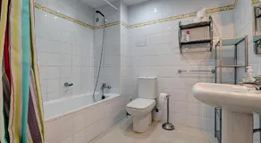 Luxury 2 Bed Apt Freeview Tv Wi - Image 5