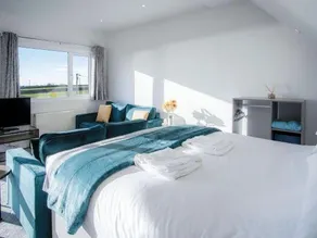The Penthouse - 1 Bedroom Apartment - Ocean Breeze - Image 2