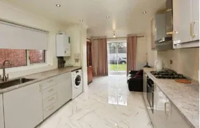 Bittern Lodge Homestay with Free Street Parking Spacious Kitchen with a Modern Bathroom Near the River Itchen in a peaceful neighborhood - Image 3