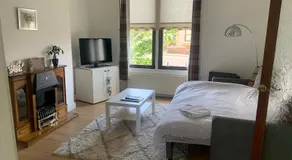 Holiday Home with free parking & 4min to Edinburgh Warverly - Image 2