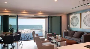 Stylish Apt. w/ Rooftop, Infinity Pool & Sea View - Image 3
