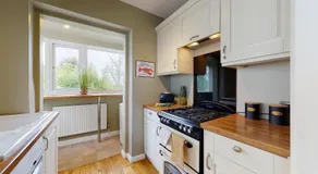 Contemporary 2 Bed Apartment With Private Garden - Image 3