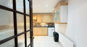 Spacious Luton Airport Accommodation - Perfect for Contractors, Families, Tourists & Long Stays - Image 3
