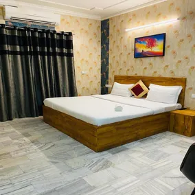 Hotel Eleven 11 by OYO Rooms - Image 5