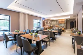 Home Inn Plus Shijiazhuang Zhengding Airport - Image 4