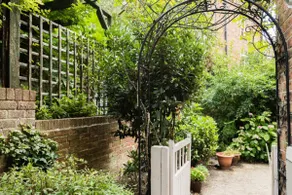 The Walton Gardens - Peaceful & Central 2BDR with Garden - Image 4