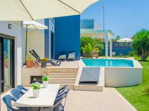 Holiday Home 'Villa La Primera' with Shared Pool & Wi-Fi - Image 5