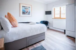 Highfield - 5 Bedroom Holiday Home - Pembroke Dock - Image 5