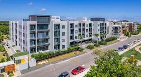 Elegant 3BR Condo Near Airport - Image 5