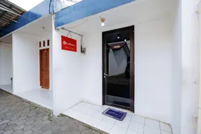 RedDoorz Syariah Plus near Jatiwarna Toll Gate - Image 5