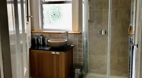 Spacious 3 Bed Room Flat in South West London - Image 4