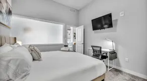 Luxe Flat with Heated Pool Sauna Rooftop Deck Gym - Image 5