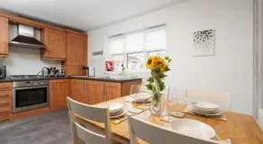 Pass the Keys Tranquil Haven Stylish 2BR Flat with Parking - Image 3