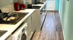 Letzi Ensuite 15 Min to Heathrow Fast WiFi - Image 2