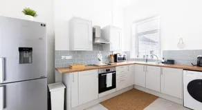 Judah Suites - Stylish 1BR Apartments with Parking & WIFI - Image 3
