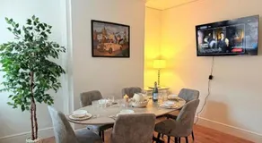 The Cosy Nest Modern - 3BR House - Sleeps 7 - Near City Centre - STARLINK Wi-fi - Image 2