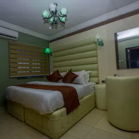 Doreen Grand Hotel and Suites - Image 2