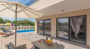 Apartment mit privatem Pool, Garten und Terrasse - Image 2
