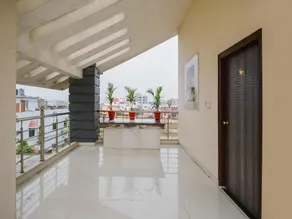 Hotel O Luxury Inn - Image 3