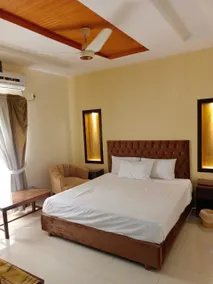 New Airport Lodge - Image 5