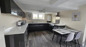 Pancinos Guest House Newmarket High Street - Image 4