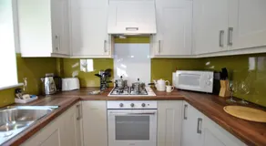 Garfield Place Cosy 2-Bedroom Cottage Central Windsor with Parking - Image 3