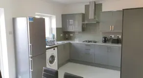 Large 4bed house up to 6 beds parking Slough Train Station - Image 3